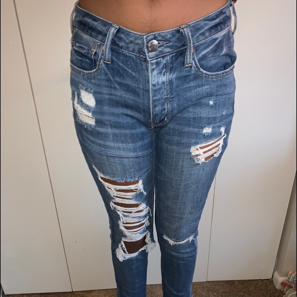 Size 4 American Eagle ripped demin skinny jeans
